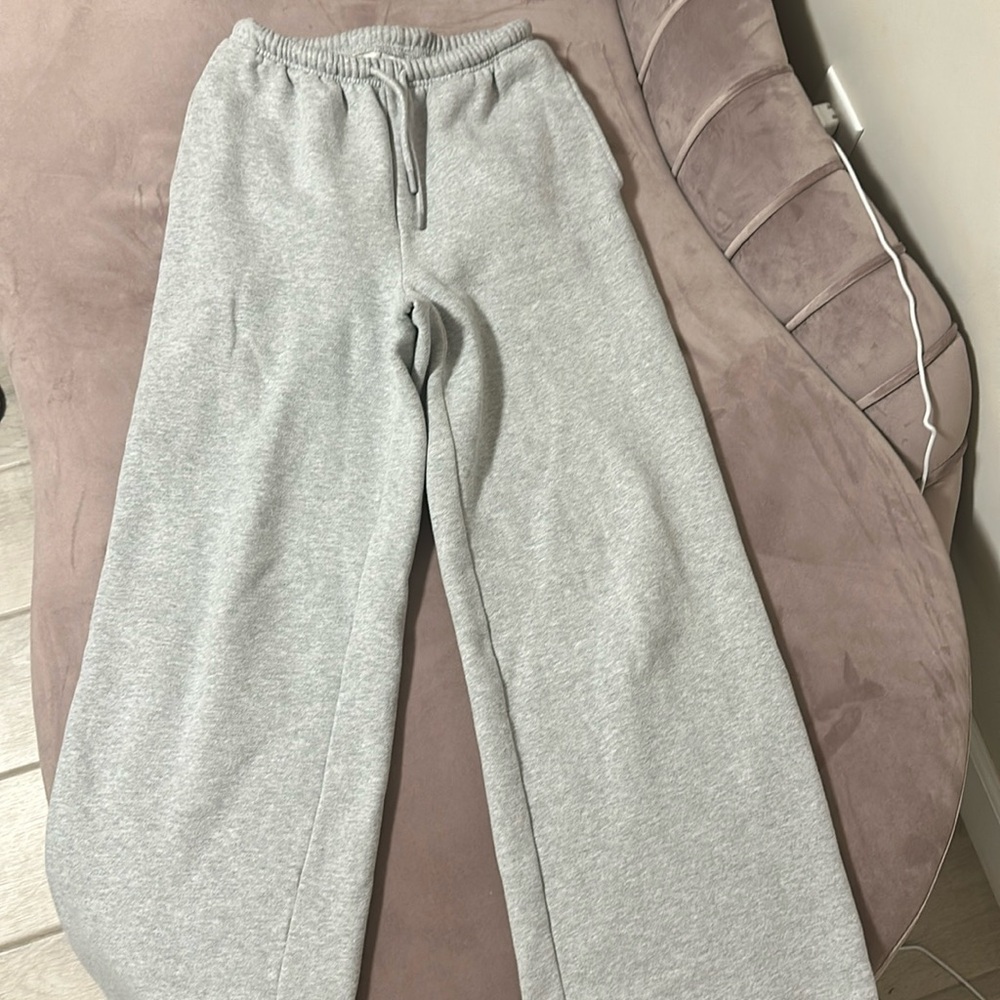 Aritzia Sweat Fleece Cozy Fleece gray sweatpants. Size 2xs and extremely comfy!